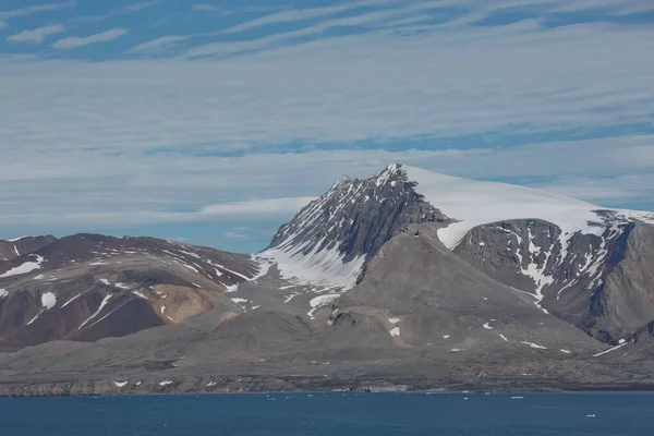 Dağlar, buzullar ve Spitsbergen üzerinde 79 derece kuzeyde bulunan Ny-lesund adlı bir köye yakın kıyı manzarası..