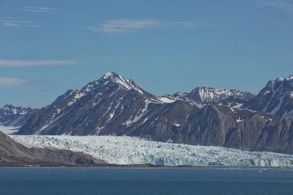 Montagne Ghiacciai Paesaggio Costiero Vicino Villaggio Chiamato Lesund Situato Gradi — Foto Stock