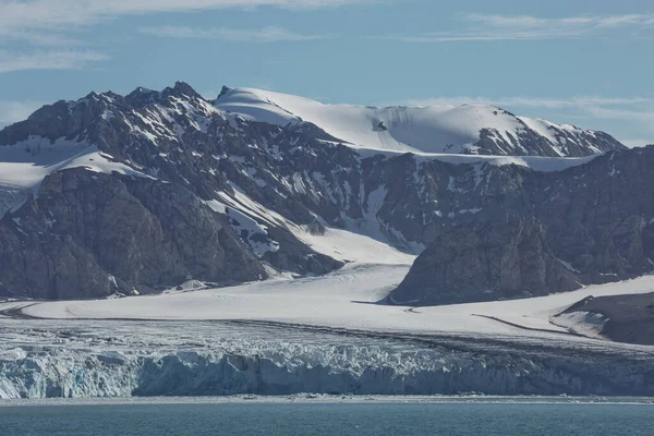 Montagne Ghiacciai Paesaggio Costiero Vicino Villaggio Chiamato Lesund Situato Gradi — Foto Stock