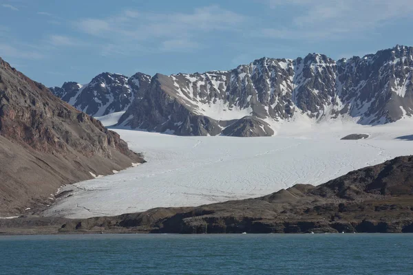Dağlar, buzullar ve Spitsbergen üzerinde 79 derece kuzeyde bulunan Ny-lesund adlı bir köye yakın kıyı manzarası..
