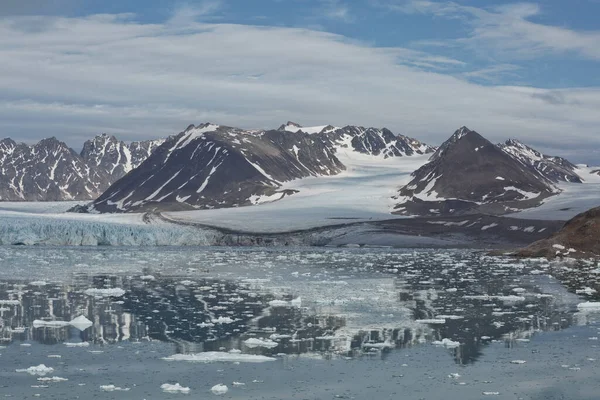 Montanhas Geleiras Paisagem Costeira Perto Uma Aldeia Chamada Lesund Localizada — Fotografia de Stock