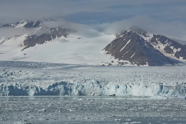 Горы Ледники Береговая Линия Пейзажа Рядом Деревней Названием Lesund Расположен — стоковое фото