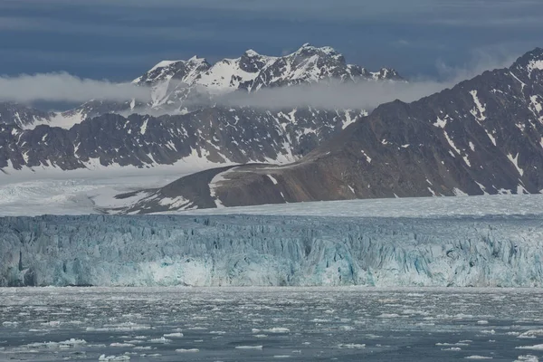Dağlar, buzullar ve Spitsbergen üzerinde 79 derece kuzeyde bulunan Ny-lesund adlı bir köye yakın kıyı manzarası..