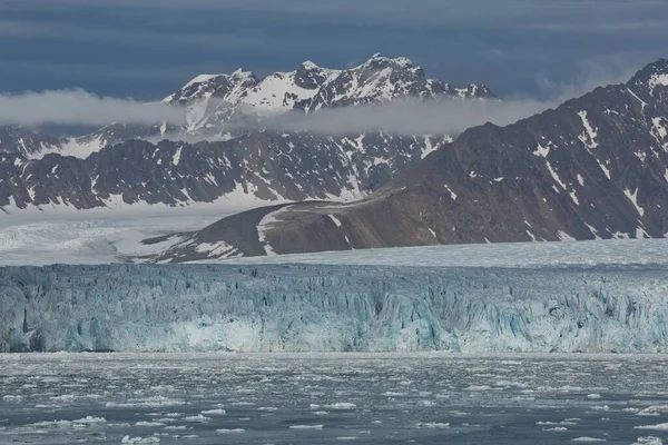 Montañas Glaciares Paisaje Costero Cerca Pueblo Llamado Lesund Situado Grados — Foto de Stock