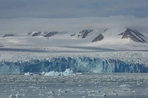 Montanhas Geleiras Paisagem Costeira Perto Uma Aldeia Chamada Lesund Localizada — Fotografia de Stock