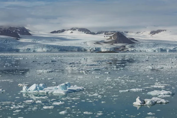 Montañas Glaciares Paisaje Costero Cerca Pueblo Llamado Lesund Situado Grados —  Fotos de Stock