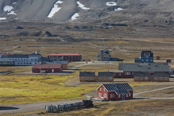 Norveç ile Kuzey Kutbu arasında yer alan Norveç takımadası Svalbard 'ın Ny Alesund kasabası. Burası dünyanın en kuzeydeki sivil yerleşim yeri ve 16 kalıcı araştırma istasyonu var..