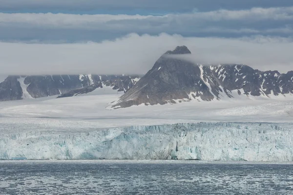 Bergen Gletsjers Kustlandschap Vlakbij Het Dorpje Lesund Graden Noorderbreedte Spitsbergen Stockafbeelding