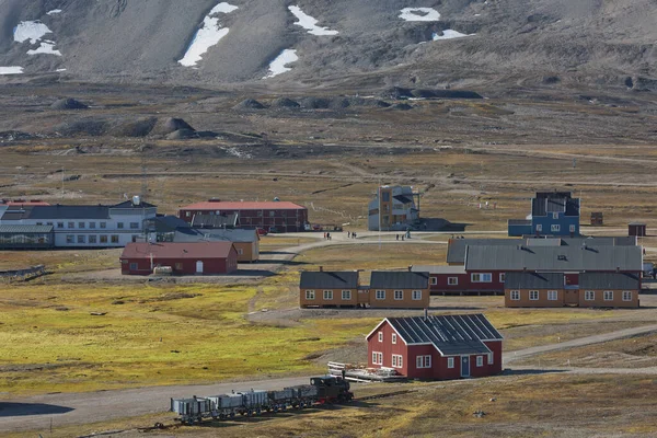 ノルウェーと北極の間に位置するノルウェー領スヴァールバル諸島の小さな町Ny Alesund これは世界で最も北の民間人の居住地であり 16の恒久的な研究所がある ロイヤリティフリーのストック写真
