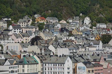 Alesund, Norveç - 19 Temmuz 2017: Alesund 'un güzel manzarası, Norveç' in batı kıyısındaki liman kasabası, Geirangerfjord 'un girişi..