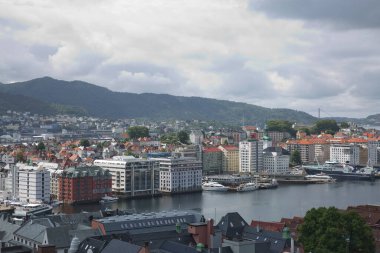 Bergen, Norveç - 18 Temmuz 2017: Floyen Dağı 'ndan Bergen şehrini görmek, Bergen, Hordaland, Norveç' in en popüler turistik merkezlerinden biridir..