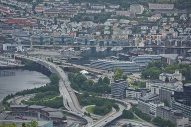 Bergen, Norveç - 18 Temmuz 2017: Floyen Dağı 'ndan Bergen şehrini görmek, Bergen, Hordaland, Norveç' in en popüler turistik merkezlerinden biridir..