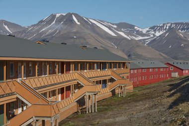 Longyearbyen, Svalbard, Norveç - 22 Temmuz 2017: Longyear Svalbard 'da güneşli bir günde geleneksel renkli ahşap evler.