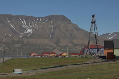 Longyearbyen, Svalbard, Norveç - 22 Temmuz 2017: Longyear Svalbard 'da güneşli bir günde geleneksel renkli ahşap evler.