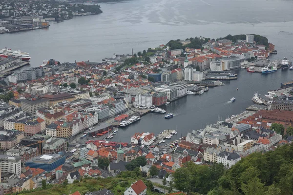 Bergen, Norveç - 18 Temmuz 2017: Floyen Dağı 'ndan Bergen şehrini görmek, Bergen, Hordaland, Norveç' in en popüler turistik merkezlerinden biridir..