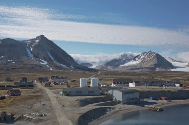 Ny-Alesund, Svalbard, Norveç - 24 Temmuz 2017: Norveç ile Kuzey Kutbu arasında Norveç 'e bağlı bir takımada olan Svalbard' ın Ny Alesund kasabası. Burası dünyanın en kuzeydeki sivil yerleşim yeri..