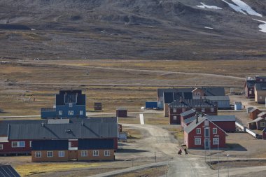 Ny-Alesund, Svalbard, Norveç - 24 Temmuz 2017: Norveç ile Kuzey Kutbu arasında Norveç 'e bağlı bir takımada olan Svalbard' ın Ny Alesund kentinde bir otel. Burası dünyanın en kuzeydeki sivil yerleşim yeri..