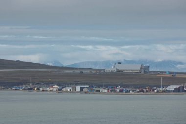 Longyearbyen, Svalbard, Norveç - 22 Temmuz 2017: Norveç 'teki Longyear byen Svalbard madencilik limanı dünyanın en kuzeydeki kalıcı yerleşim yeridir.