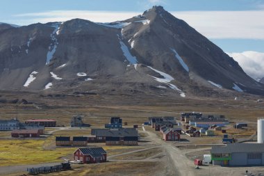 Ny-Alesund, Svalbard, Norveç - 24 Temmuz 2017: Norveç ile Kuzey Kutbu arasında Norveç 'e bağlı bir takımada olan Svalbard' ın Ny Alesund kasabası. Burası dünyanın en kuzeydeki sivil yerleşim yeri..