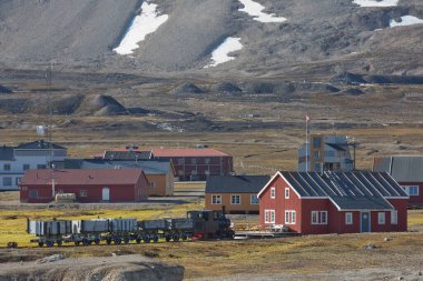 Ny-Alesund, Svalbard, Norveç - 24 Temmuz 2017: Norveç ile Kuzey Kutbu arasında Norveç 'e bağlı bir takımada olan Svalbard' ın Ny Alesund kasabası. Burası dünyanın en kuzeydeki sivil yerleşim yeri..