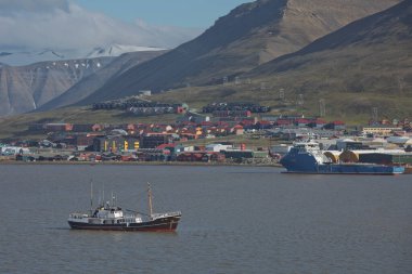 Longyearbyen, Svalbard, Norveç - 22 Temmuz 2017: Norveç 'teki Longyear byen Svalbard madencilik limanı dünyanın en kuzeydeki kalıcı yerleşim yeridir.
