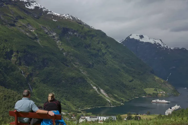 Geiranger ノルウェー 2017年6月24日 ノルウェーのGeirangerフィヨルドを見下ろすカップル ストールフィヨルデンから分岐したSunnylvsfjordenの15キロメートル の長い支線である ユネスコ — ストック写真