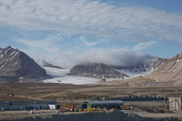 Ny-Alesund, Svalbard, Norveç - 24 Temmuz 2017: Norveç ile Kuzey Kutbu arasında Norveç 'e bağlı bir takımada olan Svalbard' ın Ny Alesund kentinde bir otel. Burası dünyanın en kuzeydeki sivil yerleşim yeri..