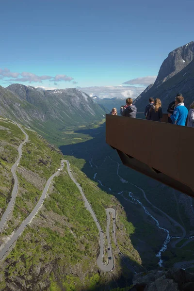 Trollstigen Noruega Julho 2017 Pessoas Desfrutando Vista Plataforma Visualização Ponto — Fotografia de Stock