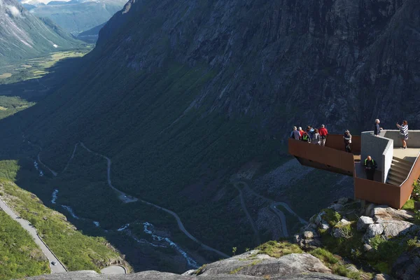 Trollstigen Noruega Julho 2017 Pessoas Desfrutando Vista Plataforma Visualização Ponto — Fotografia de Stock