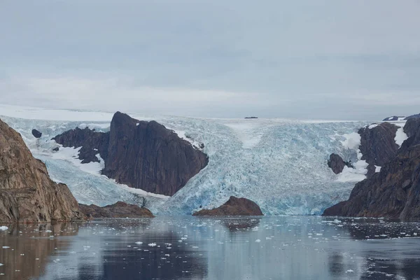 格陵兰克里斯蒂安王子山通道的冰川和海岸线景观 — 图库照片