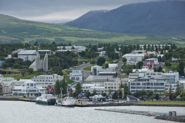 Akureyri, İzlanda - 27 Temmuz 2017: İzlanda 'da bir şehir merkezi ve Akureyrarkirkja kilisesi.