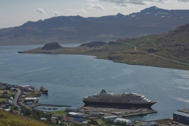 Eskifjodur, İzlanda - 08 Ağustos 2017: Doğu İzlanda 'daki küçük Eskifjodur kasabasına yanaşan yolcu gemisi.