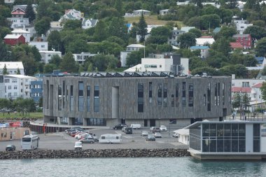 Akureyri, İzlanda - 27 Temmuz 2017: İzlanda Akureyri şehir merkezindeki modern Hof Kültür ve Konferans Merkezi.