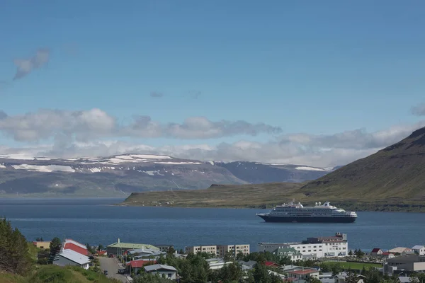 Isafjordur Island Července 2017 Výletní Loď Kotvící Vesnici Isafjordur Islandu — Stock fotografie