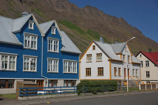Isafjordur Islandia Julio 2017 Casas Estilo Tradicional Que Dan Plaza —  Fotos de Stock