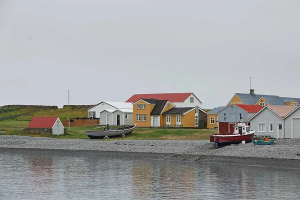 Wyspa Vigur Islandia Sierpnia 2017 Domy Łódź Przed Plażą Wyspie — Zdjęcie stockowe