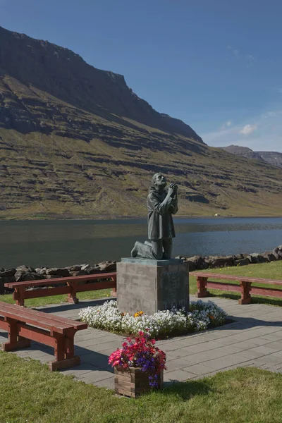 冰岛爱斯基夫约杜尔 2017年8月8日 冰岛东部爱斯基夫约杜尔的一座标志性雕像 图库图片
