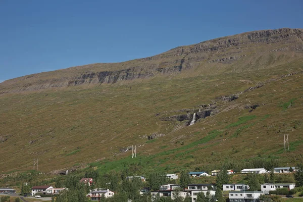 Pequeña Ciudad Eskifjodur Situado Este Islandia Está Rodeado Hermosos Paisajes — Foto de Stock