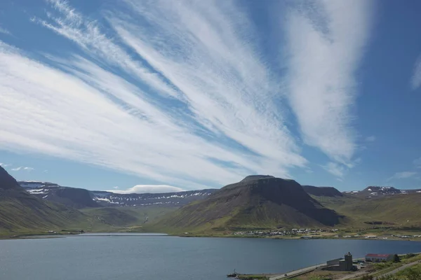 Вид Ландшафт Ледяных Гор Окружающих Деревню Исаордур Исландии — стоковое фото