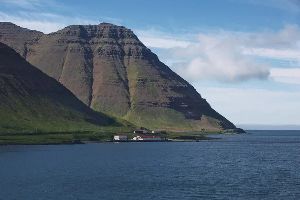 Bela Vista Paisagem Fiorde Icelandic Que Aldeia Circundante Isafjordur Islândia — Fotografia de Stock