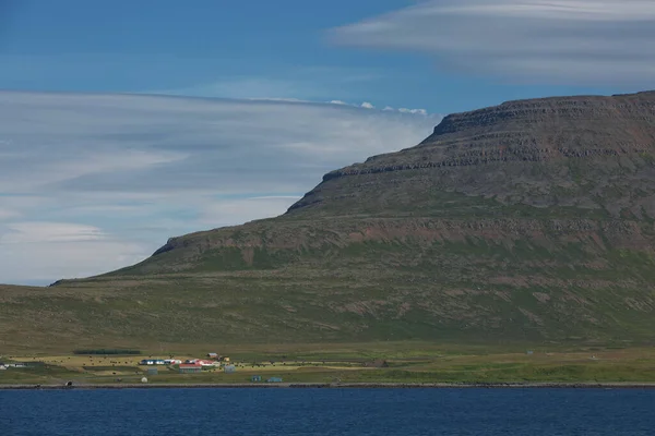 Bela Vista Paisagem Fiorde Icelandic Que Aldeia Circundante Isafjordur Islândia — Fotografia de Stock