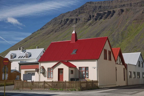 Bela Igreja Católica Nativa Colorida Aldeia Isafjordur Islândia — Fotografia de Stock