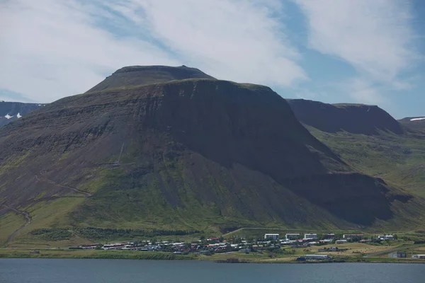 Bela Vista Paisagem Fiorde Icelandic Que Aldeia Circundante Isafjordur Islândia — Fotografia de Stock