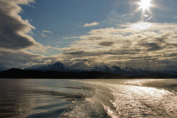 Mira hacia atrás desde el barco durante el atardecer — Foto de Stock