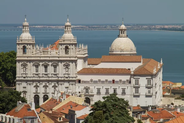 Church of Santa Engracia, Lisbon, Portugal with the ocean in background — Stock Photo, Image