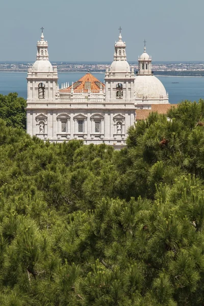 Igreja de Santa Engracia, Lisboa, Portugal com o oceano no fundo — Fotografia de Stock