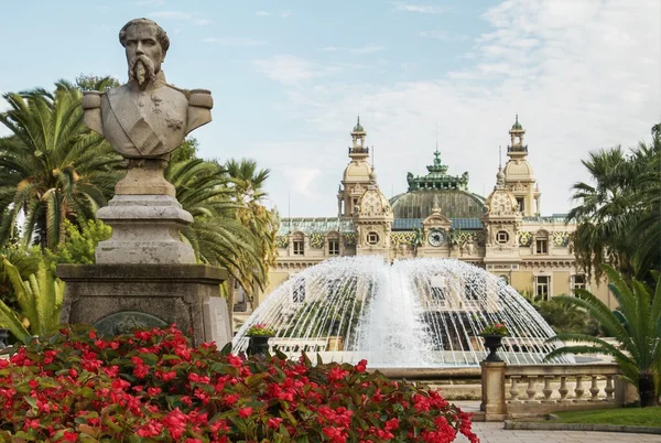 Estatua frente al Grand Casino en Monte Carlo, Mónaco — Foto de Stock