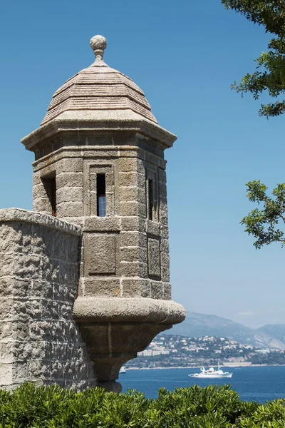 Parede do palácio de Monte Carlo com torre de vigia com vista para o oceano Mediterrâneo — Fotografia de Stock