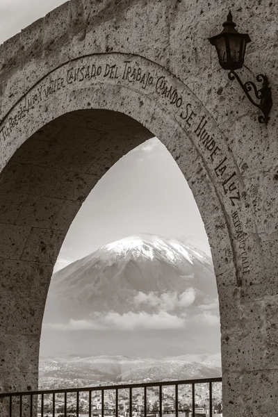 Monochromatické zobrazení sopky Misti, Arequipa, Peru — Stock fotografie