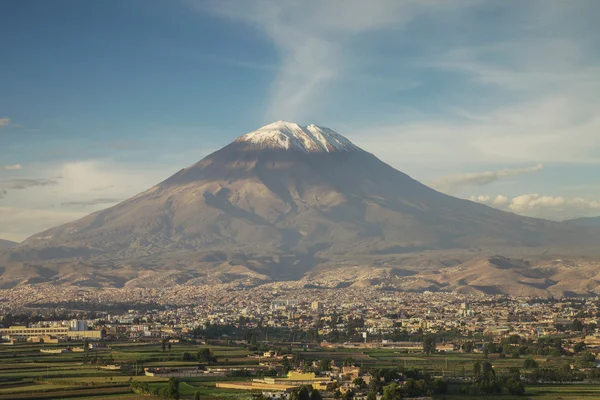 Şehir Arequipa, Peru onun ikonik volcano Misti ile